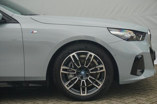 BMW i5 Touring eDrive40 M Sport Edition 19'' / Driving Assistant Plus / Comfort Acces / Adaptieve LED koplampen