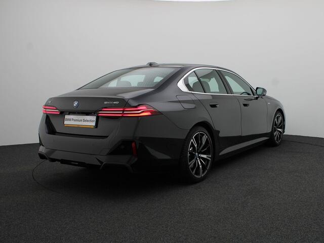 BMW i5 Sedan eDrive40 M Sportpakket | Innovation Pack | Travel Pack | Comfort Pack | Stuurwielrand Verwarmd | Trekhaak | Panoramadak | Comfortstoelen | Driving Assistant Professional | Harman Kardon | 20''