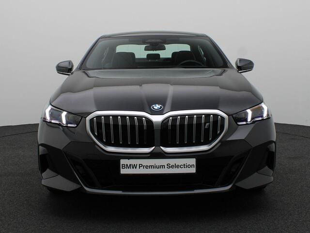 BMW i5 Sedan eDrive40 M Sportpakket | Innovation Pack | Travel Pack | Comfort Pack | Stuurwielrand Verwarmd | Trekhaak | Panoramadak | Comfortstoelen | Driving Assistant Professional | Harman Kardon | 20''