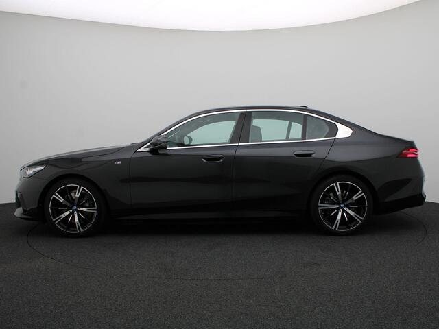 BMW i5 Sedan eDrive40 M Sportpakket | Innovation Pack | Travel Pack | Comfort Pack | Stuurwielrand Verwarmd | Trekhaak | Panoramadak | Comfortstoelen | Driving Assistant Professional | Harman Kardon | 20''