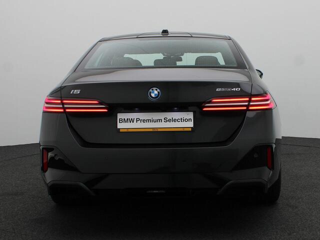BMW i5 Sedan eDrive40 M Sportpakket | Innovation Pack | Travel Pack | Comfort Pack | Stuurwielrand Verwarmd | Trekhaak | Panoramadak | Comfortstoelen | Driving Assistant Professional | Harman Kardon | 20''