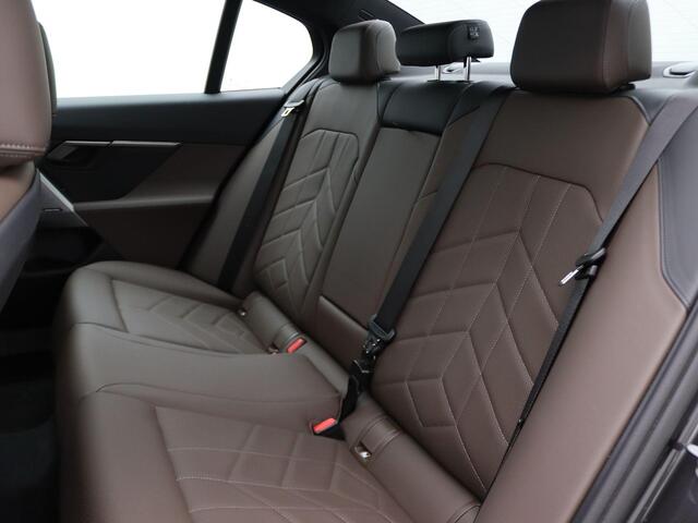 BMW i5 Sedan eDrive40 M Sportpakket | Innovation Pack | Travel Pack | Comfort Pack | Stuurwielrand Verwarmd | Trekhaak | Panoramadak | Comfortstoelen | Driving Assistant Professional | Harman Kardon | 20''