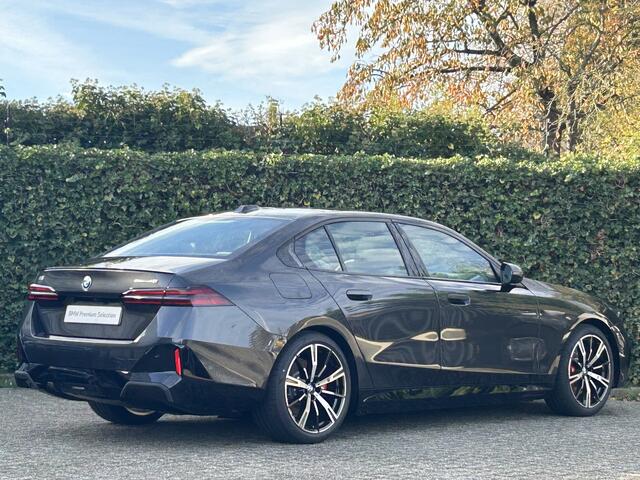 BMW i5 eDrive40 | M-Sport Pro | 20'' | Panorama. | Comfortstoel. | Stoelvent. | Park. + Driv. Plus | Head-Up | Comf. Acc. | Stuur + stoelverw. voor/achter | Trekhaak | Elek. achterklep