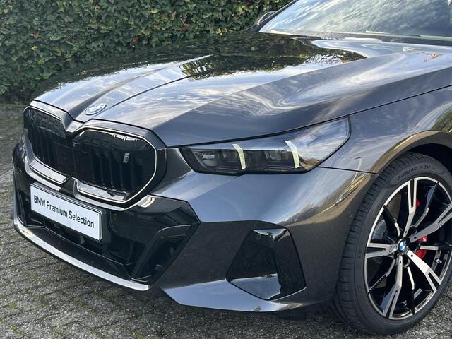 BMW i5 eDrive40 | M-Sport Pro | 20'' | Panorama. | Comfortstoel. | Stoelvent. | Park. + Driv. Plus | Head-Up | Comf. Acc. | Stuur + stoelverw. voor/achter | Trekhaak | Elek. achterklep