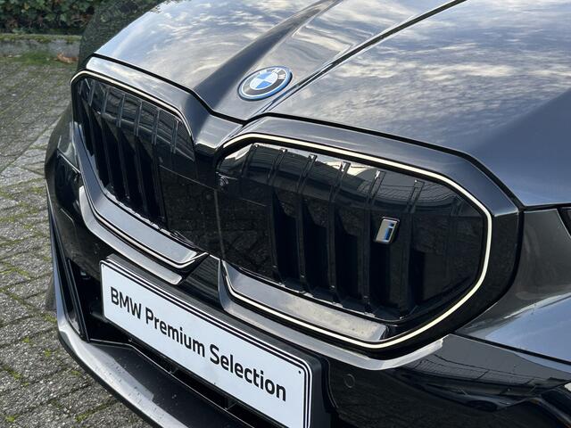 BMW i5 eDrive40 | M-Sport Pro | 20'' | Panorama. | Comfortstoel. | Stoelvent. | Park. + Driv. Plus | Head-Up | Comf. Acc. | Stuur + stoelverw. voor/achter | Trekhaak | Elek. achterklep