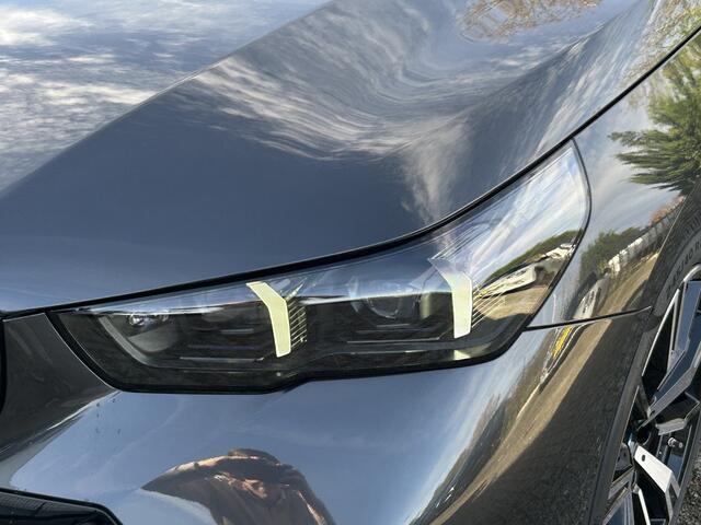 BMW i5 eDrive40 | M-Sport Pro | 20'' | Panorama. | Comfortstoel. | Stoelvent. | Park. + Driv. Plus | Head-Up | Comf. Acc. | Stuur + stoelverw. voor/achter | Trekhaak | Elek. achterklep