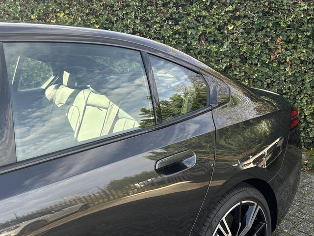 BMW i5 eDrive40 | M-Sport Pro | 20'' | Panorama. | Comfortstoel. | Stoelvent. | Park. + Driv. Plus | Head-Up | Comf. Acc. | Stuur + stoelverw. voor/achter | Trekhaak | Elek. achterklep