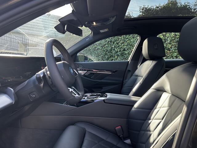 BMW i5 eDrive40 | M-Sport Pro | 20'' | Panorama. | Comfortstoel. | Stoelvent. | Park. + Driv. Plus | Head-Up | Comf. Acc. | Stuur + stoelverw. voor/achter | Trekhaak | Elek. achterklep