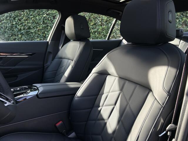 BMW i5 eDrive40 | M-Sport Pro | 20'' | Panorama. | Comfortstoel. | Stoelvent. | Park. + Driv. Plus | Head-Up | Comf. Acc. | Stuur + stoelverw. voor/achter | Trekhaak | Elek. achterklep