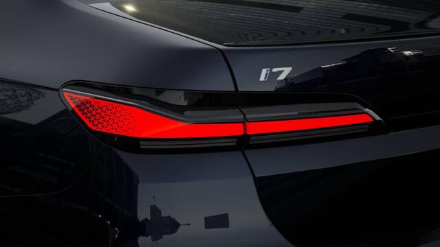 BMW i7 eDrive50 High Executive M Sport / Panoramadak Sky Lounge / Bowers & Wilkins / Massagefunctie / Parking Assistant Professional / Multifunctionele Stoelen / Integral Active Steering