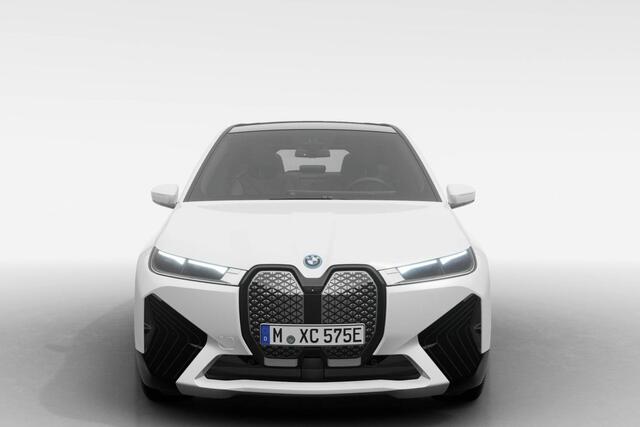 BMW iX xDrive40 | Sportpakket | Glazen Panoramadak Sky Lounge | Driving Assistant Professional