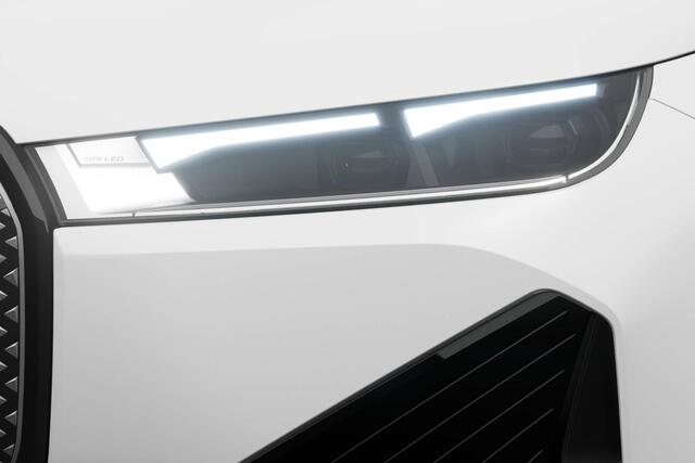 BMW iX xDrive40 | Sportpakket | Glazen Panoramadak Sky Lounge | Driving Assistant Professional