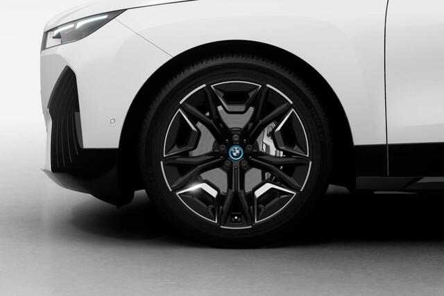 BMW iX xDrive40 | Sportpakket | Glazen Panoramadak Sky Lounge | Driving Assistant Professional