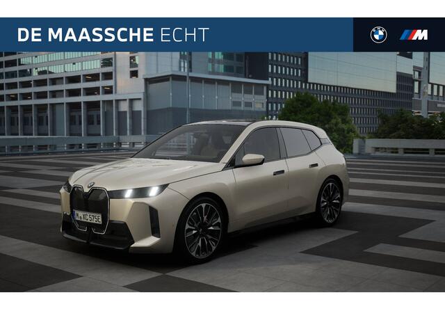 BMW iX xDrive60 M Sport / Panoramadak Sky Lounge / Trekhaak / M Multifunctionele Stoelen / Soft-Close / Bowers & Wilkins / Parking Assistant Professional