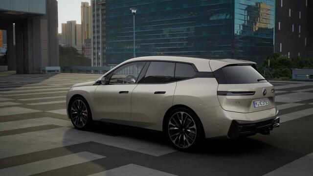 BMW iX xDrive60 M Sport / Panoramadak Sky Lounge / Trekhaak / M Multifunctionele Stoelen / Soft-Close / Bowers & Wilkins / Parking Assistant Professional