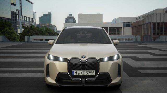 BMW iX xDrive60 M Sport / Panoramadak Sky Lounge / Trekhaak / M Multifunctionele Stoelen / Soft-Close / Bowers & Wilkins / Parking Assistant Professional