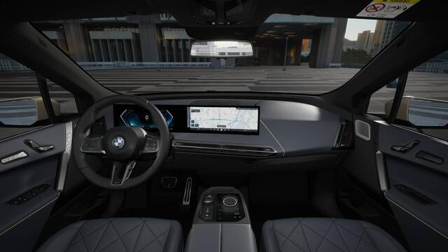 BMW iX xDrive60 M Sport / Panoramadak Sky Lounge / Trekhaak / M Multifunctionele Stoelen / Soft-Close / Bowers & Wilkins / Parking Assistant Professional