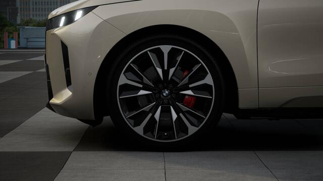 BMW iX xDrive60 M Sport / Panoramadak Sky Lounge / Trekhaak / M Multifunctionele Stoelen / Soft-Close / Bowers & Wilkins / Parking Assistant Professional