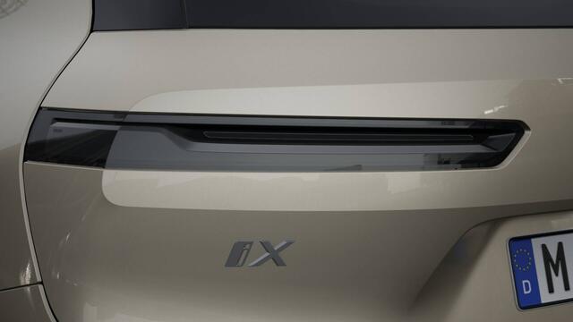 BMW iX xDrive60 M Sport / Panoramadak Sky Lounge / Trekhaak / M Multifunctionele Stoelen / Soft-Close / Bowers & Wilkins / Parking Assistant Professional