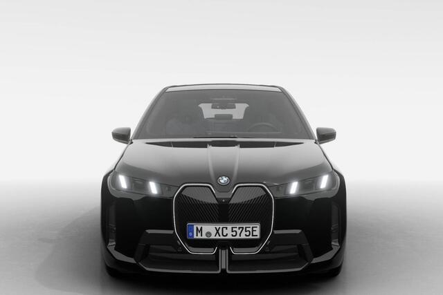 BMW iX xDrive45 | M Sport Pro | Comfort Pack | Innovation Pack | Trekhaak | Glazen Panoramadak Sky Lounge