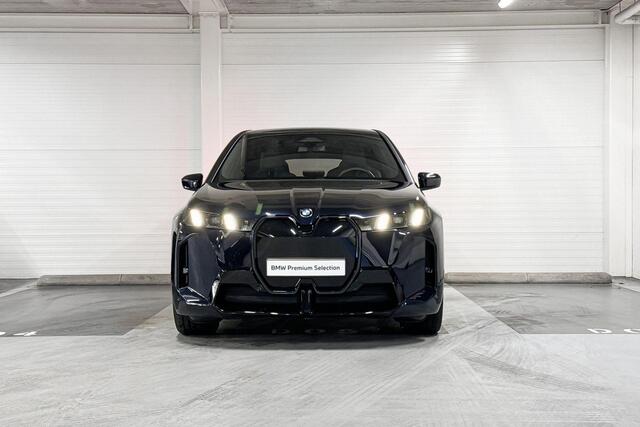 BMW iX xDrive45 | M-Sport Pro | Driving Assistant Plus | Harman/Kardon | Sky Lounge | Soft-Close Portieren | Comfort Access | Trekhaak