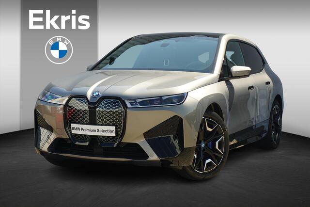 BMW iX xDrive40 Sport Pakket | Luchtvering / Soft-Close / Panoramadak / Comfort Stoelen / Head-up / Laserlight / Harman Kardon