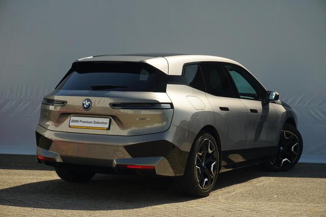BMW iX xDrive40 Sport Pakket | Luchtvering / Soft-Close / Panoramadak / Comfort Stoelen / Head-up / Laserlight / Harman Kardon