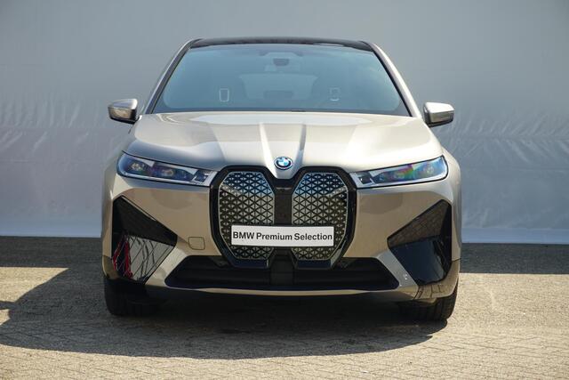 BMW iX xDrive40 Sport Pakket | Luchtvering / Soft-Close / Panoramadak / Comfort Stoelen / Head-up / Laserlight / Harman Kardon