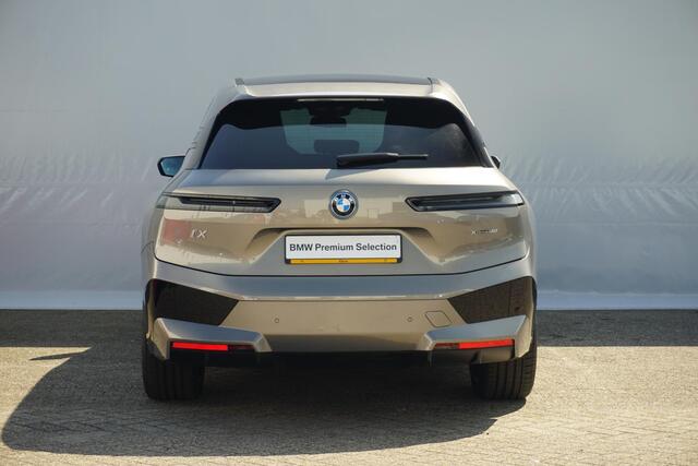 BMW iX xDrive40 Sport Pakket | Luchtvering / Soft-Close / Panoramadak / Comfort Stoelen / Head-up / Laserlight / Harman Kardon