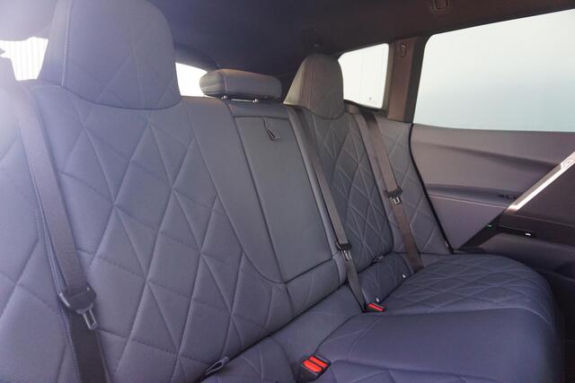 BMW iX xDrive40 Sport Pakket | Luchtvering / Soft-Close / Panoramadak / Comfort Stoelen / Head-up / Laserlight / Harman Kardon