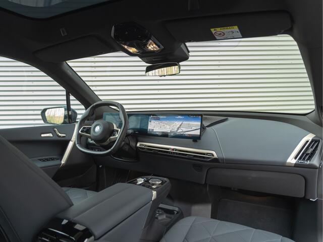 BMW iX xDrive40 - Sportpakket - Pano - Harman Kardon - Stoelventilatie - Driving Ass Prof