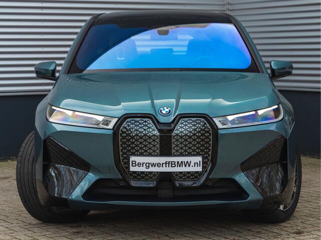 BMW iX xDrive40 - Sportpakket - Pano - Harman Kardon - Stoelventilatie - Driving Ass Prof
