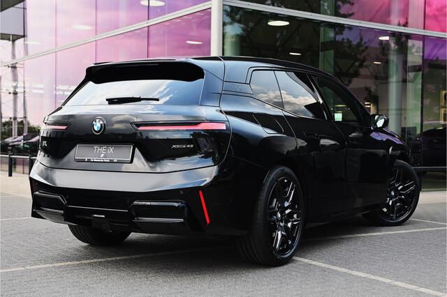 BMW iX xDrive45 M Sport / Panoramadak Sky Lounge / Trekhaak / Parking Assistant Professional / Soft-Close / M Multifunctionele Stoelen / Active Steering