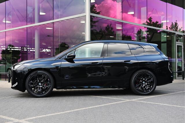 BMW iX xDrive45 M Sport / Panoramadak Sky Lounge / Trekhaak / Parking Assistant Professional / Soft-Close / M Multifunctionele Stoelen / Active Steering