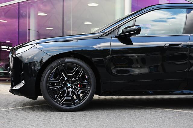 BMW iX xDrive45 M Sport / Panoramadak Sky Lounge / Trekhaak / Parking Assistant Professional / Soft-Close / M Multifunctionele Stoelen / Active Steering