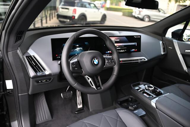 BMW iX xDrive45 M Sport / Panoramadak Sky Lounge / Trekhaak / Parking Assistant Professional / Soft-Close / M Multifunctionele Stoelen / Active Steering