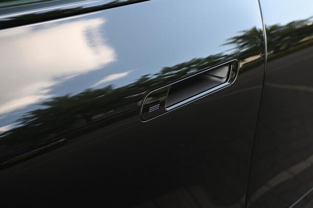 BMW iX xDrive45 M Sport / Panoramadak Sky Lounge / Trekhaak / Parking Assistant Professional / Soft-Close / M Multifunctionele Stoelen / Active Steering