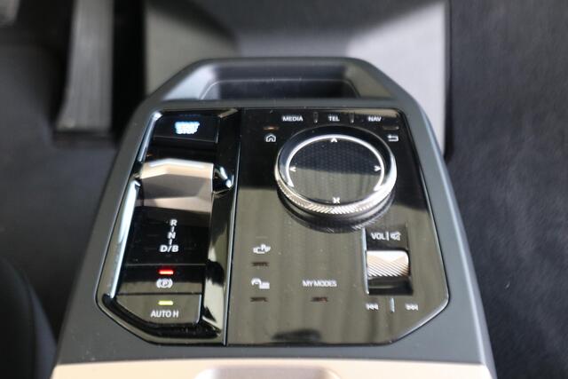 BMW iX xDrive40 Sportpakket | Driving Assistant Professional
