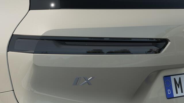 BMW iX xDrive45 M Sport / Panoramadak Sky Lounge / Trekhaak / M Multifunctionele Stoelen / Parking Assistant Professional / Soft-Close / Active Steering