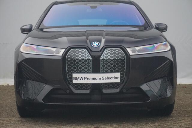 BMW iX xDrive40 High Executive Sportpakket 22'' / Panoramadak / Trekhaak / Harman Kardon / Stuurwiel verwarmd