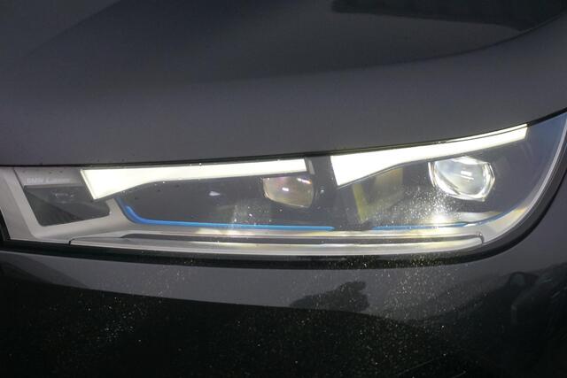 BMW iX xDrive40 High Executive Sportpakket 22'' / Panoramadak / Trekhaak / Harman Kardon / Stuurwiel verwarmd