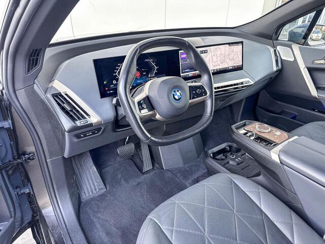 BMW iX M60 High Executive 112 kWh 22 Inch / Integrale Active Besturing / Soft Close / Electrische Zwenkhaak / Glazen Dak Skylounge / Getinte Ramen / Stoel en Stuurwielrand Verwarming / Multi Functionele Stoelen / Driving Prof / Parking Prof / Laser Light / Bower