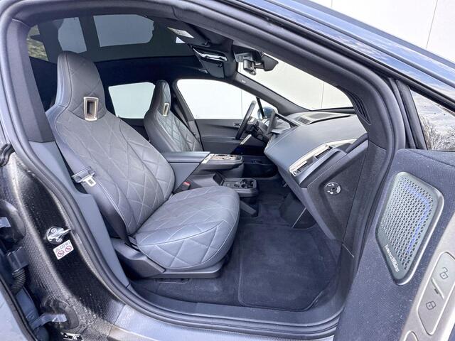 BMW iX M60 High Executive 112 kWh 22 Inch / Integrale Active Besturing / Soft Close / Electrische Zwenkhaak / Glazen Dak Skylounge / Getinte Ramen / Stoel en Stuurwielrand Verwarming / Multi Functionele Stoelen / Driving Prof / Parking Prof / Laser Light / Bower