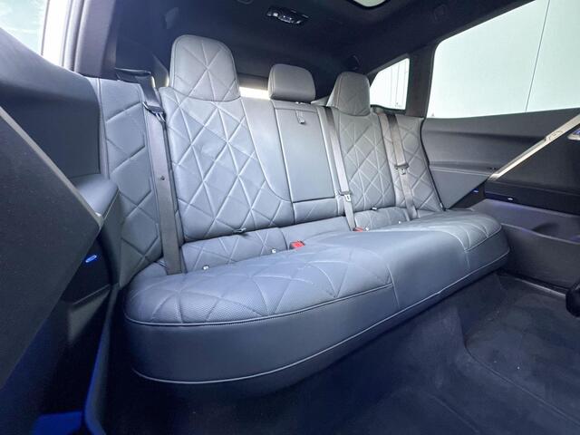 BMW iX M60 High Executive 112 kWh 22 Inch / Integrale Active Besturing / Soft Close / Electrische Zwenkhaak / Glazen Dak Skylounge / Getinte Ramen / Stoel en Stuurwielrand Verwarming / Multi Functionele Stoelen / Driving Prof / Parking Prof / Laser Light / Bower