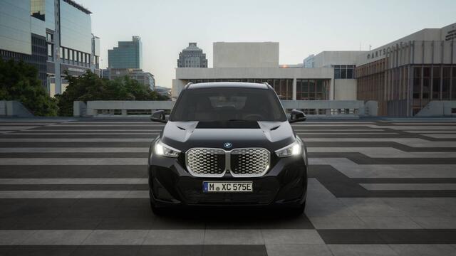 BMW iX1 eDrive20 M Sport / Sportstoelen / M Adaptief onderstel / Parking Assistant / Stoelverwarming