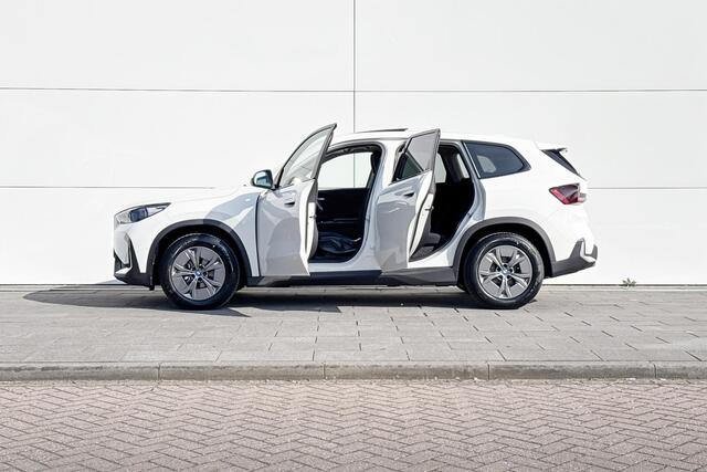 BMW iX1 eDrive20 Premium Pack | Travel Pack | Panoramadak