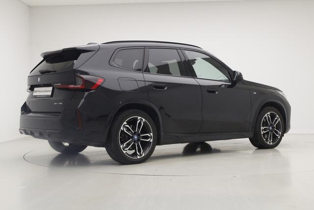 BMW iX1 xDrive30 67 kWh | Panorama | Camera | Harman Kardon