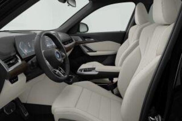 BMW iX1 xDrive30 M-Sport Glazen Schuifdak / Harman Kardon / 19 Inch / Stoelverwarming
