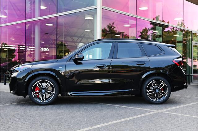 BMW iX1 eDrive20 M Sport / Panoramadak / Trekhaak / Sportstoelen / Adaptieve LED / M Adaptief onderstel / Comfort Access / Parking Assistant