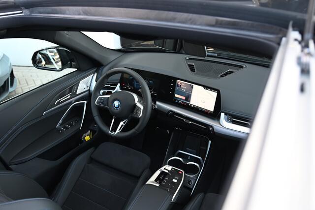 BMW iX1 eDrive20 M Sport / Panoramadak / Trekhaak / Sportstoelen / Adaptieve LED / M Adaptief onderstel / Comfort Access / Parking Assistant